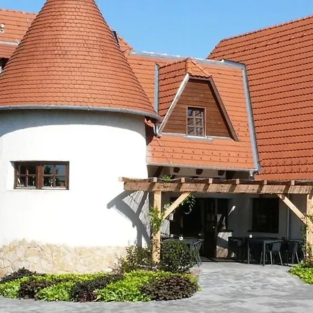 Kadarta Vendeglo Panzio 3* Veszprém