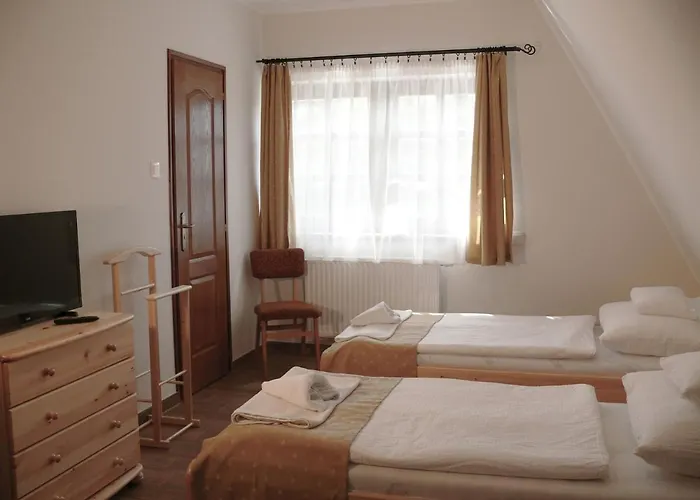 Kadarta Vendeglo Panzio 3* 베스프렘